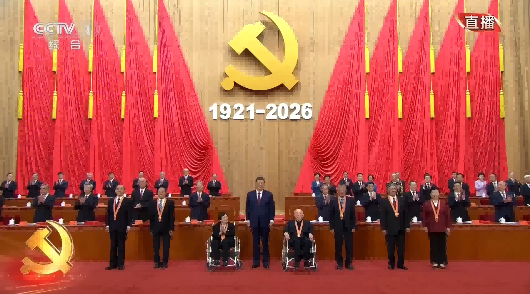 习主席为“七一勋章”获得者颁授勋章